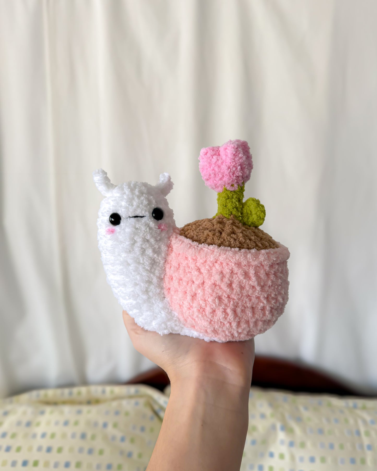 Tulip Pot Snail - Fuzzy Pink & White (Weighted Pot)